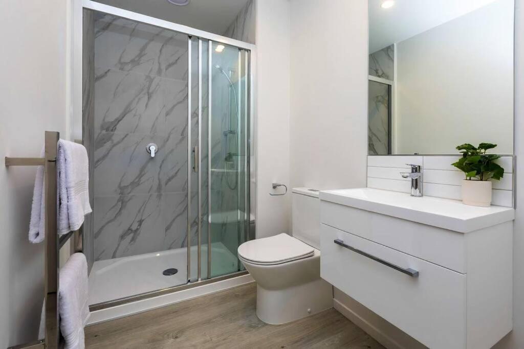 2 Bedrooms Apprtmt Plus Underground Parking In Cbd Κράισττσερτς Εξωτερικό φωτογραφία